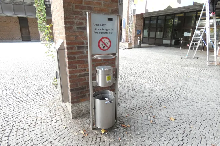Edelstahl - Ascher-/Abfallsäule mit Hinweisschild und Abfallbehälter